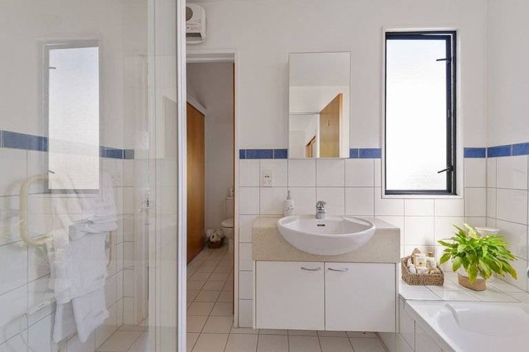 Photo of property in 1 Oakford Close, Riccarton, Christchurch, 8011