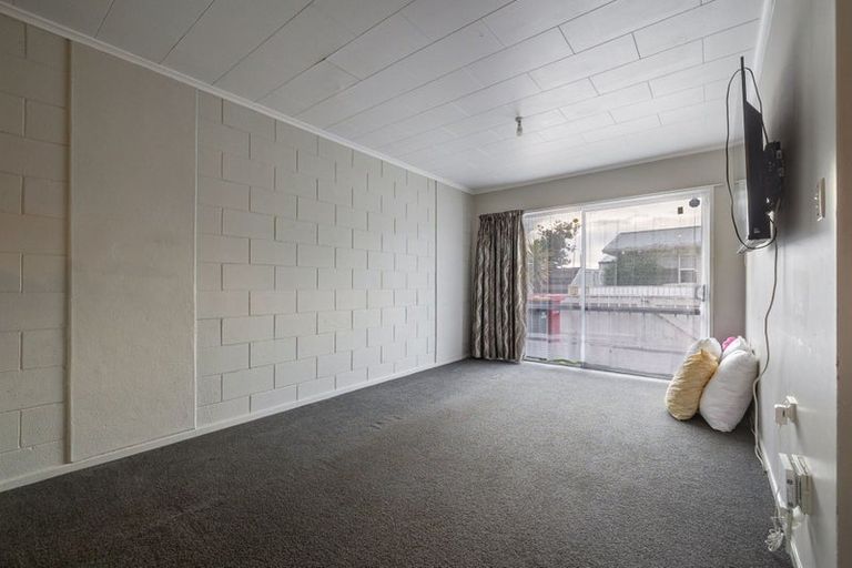 Photo of property in 3 Seddon Street, Takaro, Palmerston North, 4412