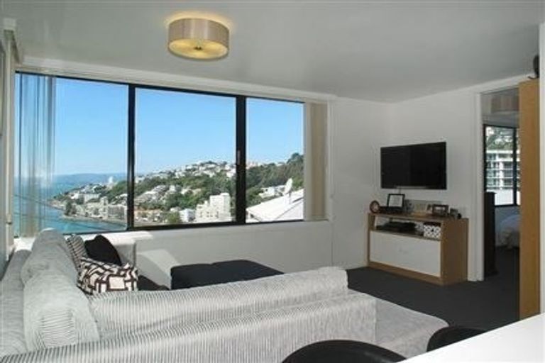 Photo of property in 3/2 Oriental Terrace, Mount Victoria, Wellington, 6011