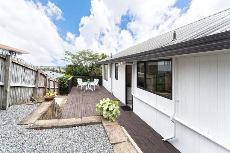 Photo of property in 2/28 Exeter Place, Unsworth Heights, Auckland, 0632