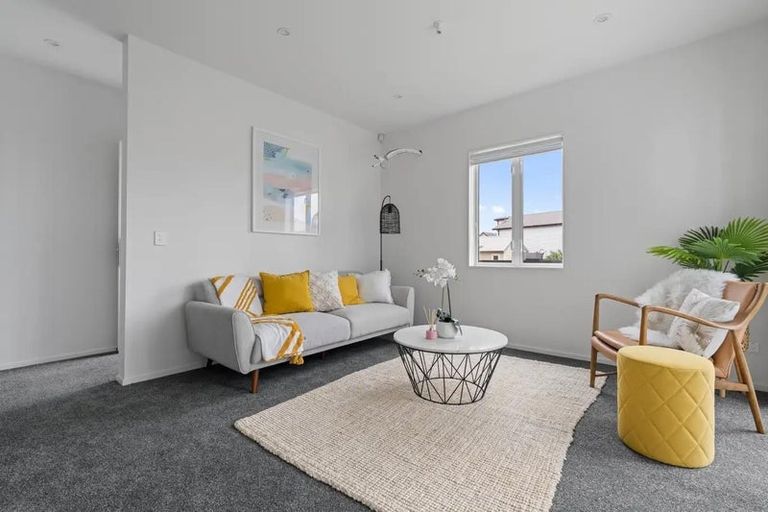 Photo of property in 2 Warbler Crescent, Papakura, 2110