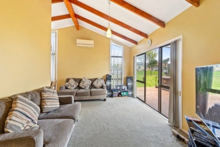 Photo of property in 71 Etherton Drive, Weymouth, Auckland, 2103