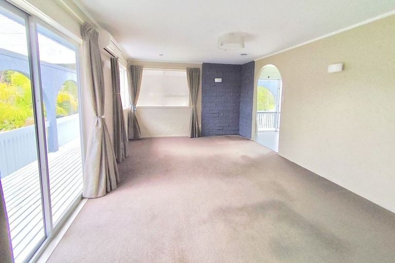 Photo of property in 29 Staincross Street, Green Bay, Auckland, 0604