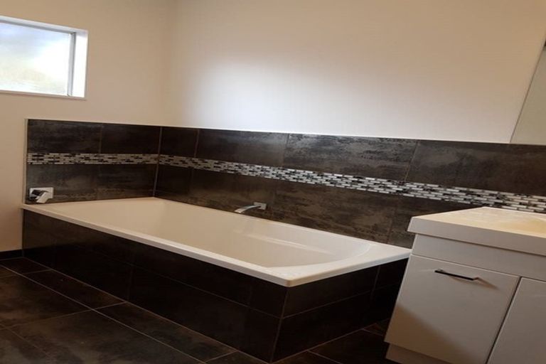 Photo of property in 32 Whites Line West, Woburn, Lower Hutt, 5010