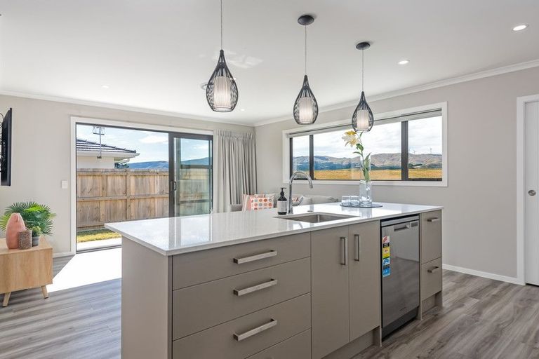 Photo of property in 20 Atlantic Drive, Fitzherbert, Palmerston North, 4410