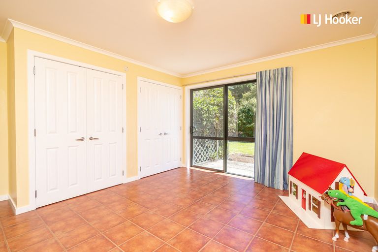 Photo of property in 1 Joshua Place, Helensburgh, Dunedin, 9010