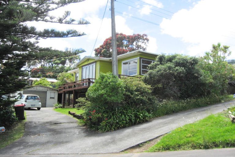Photo of property in 6 Domain Crescent, Muriwai, Waimauku, 0881