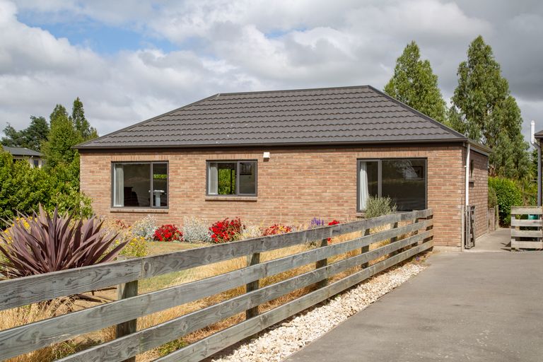 Photo of property in 16 Thorndon Close, Kirwee, Darfield, 7571