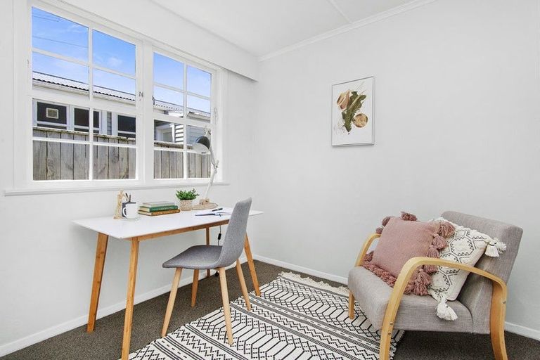 Photo of property in 22 Franklyn Road, Tawa, Wellington, 5028