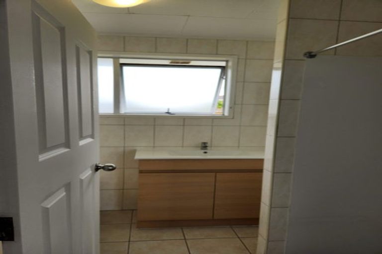 Photo of property in 18 Foyle Place, Glendene, Auckland, 0602