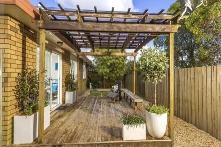 Photo of property in 2/3 Caribbean Drive, Unsworth Heights, Auckland, 0632