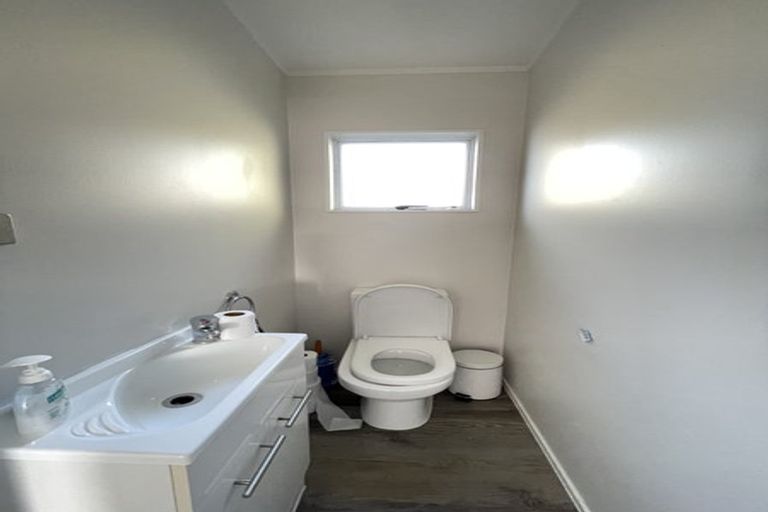 Photo of property in 2/14 Camilla Grove, Totara Vale, Auckland, 0629