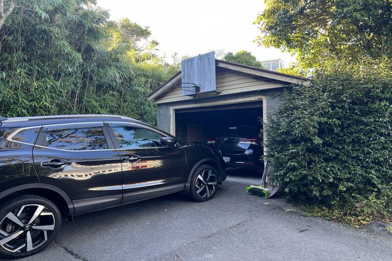 Photo of property in 18 Singers Road, Korokoro, Lower Hutt, 5012