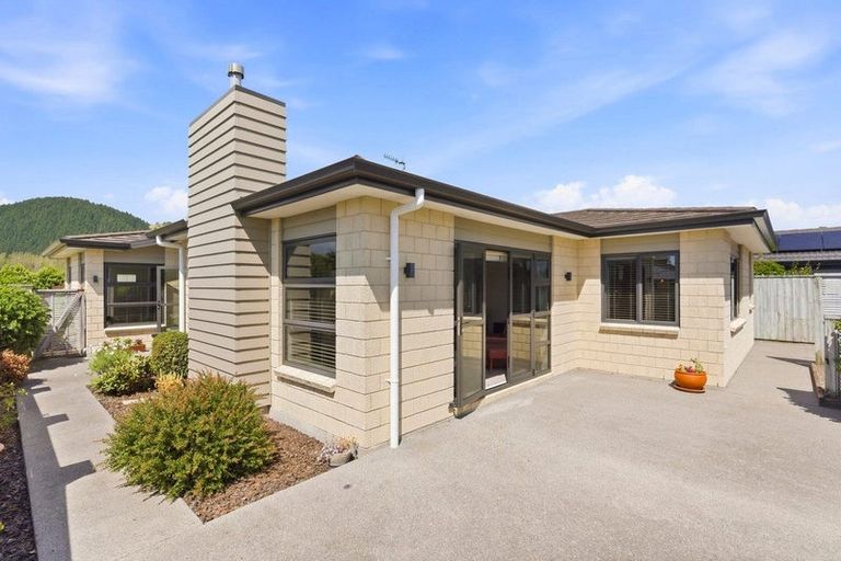 Photo of property in 2 Pearson Place, Paraparaumu, 5032