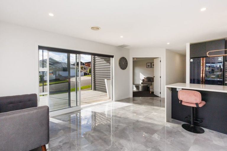 Photo of property in 37 Vaucluse Heights, Fitzherbert, Palmerston North, 4410