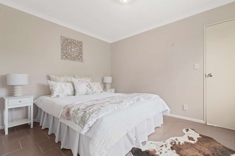 Photo of property in 5 Hocken Place, Mangere Bridge, Auckland, 2022