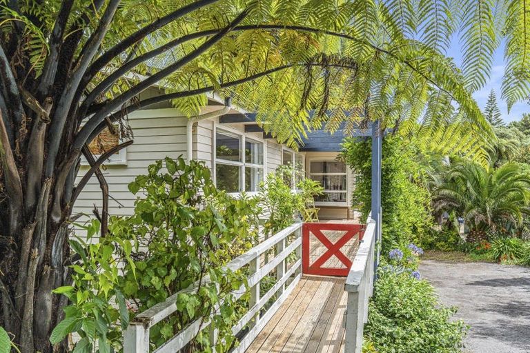 Photo of property in 52 Pitcairn Street, Oakura, 4314