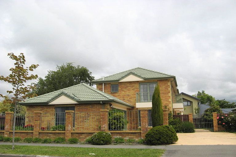 Photo of property in 2/5 Chateau Drive, Burnside, Christchurch, 8053