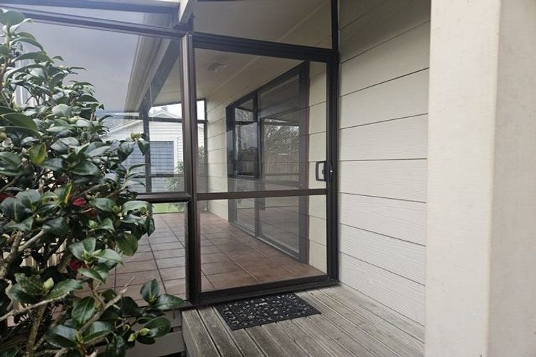 Photo of property in 14 Gladys Place, Kelvin Grove, Palmerston North, 4414