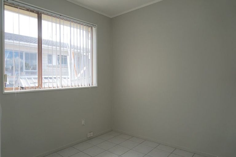 Photo of property in 3/38 Ballater Place, Highland Park, Auckland, 2010