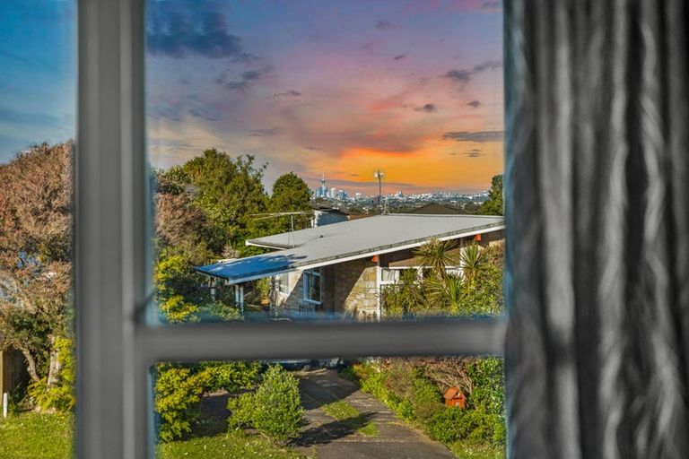 Photo of property in 1/32 Rosewarne Crescent, Glendene, Auckland, 0602