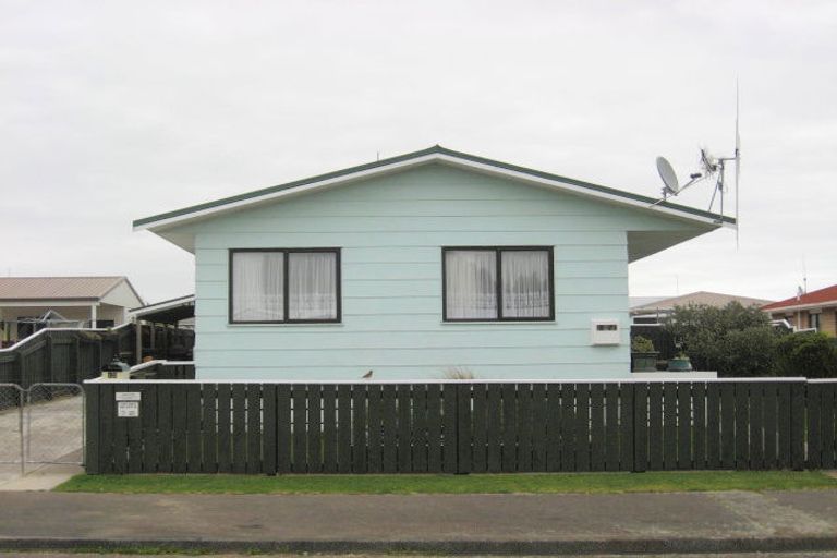 Photo of property in 13 Douglas Street, Levin, 5510