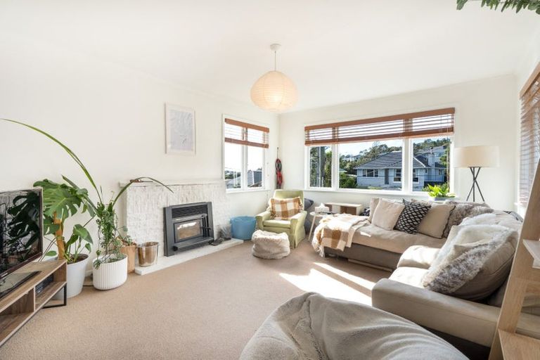 Photo of property in 22 Lyndfield Lane, Newlands, Wellington, 6037