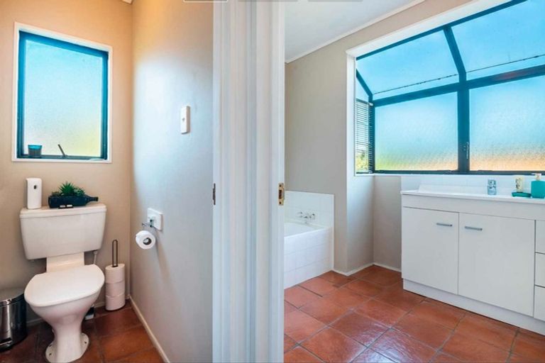 Photo of property in 2/41 Radiata Lane, Chatswood, Auckland, 0626