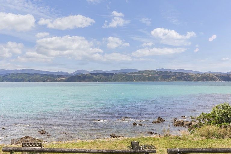 Photo of property in 283 Karaka Bay Road, Karaka Bays, Wellington, 6022