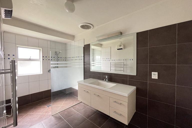 Photo of property in 111 Sycamore Drive, Sunnynook, Auckland, 0620