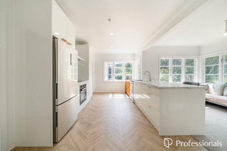 Photo of property in 6 Te Whiti Grove, Korokoro, Lower Hutt, 5012