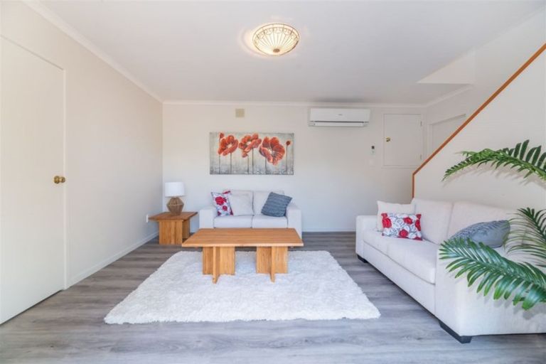 Photo of property in 2 Rosa Place, Henderson, Auckland, 0612