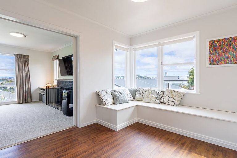 Photo of property in 16 Griffiths Grove, Newlands, Wellington, 6037