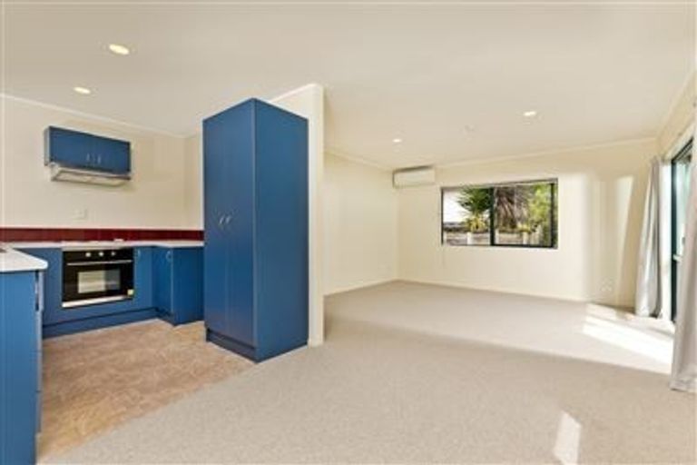 Photo of property in 12a Firle Place, Green Bay, Auckland, 0604