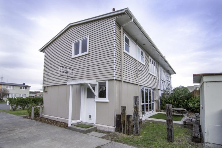 Photo of property in 11 Renfrew Place, Highbury, Palmerston North, 4412