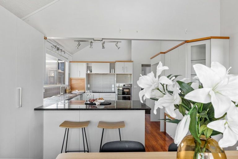 Photo of property in 8a Orewa Heights Crescent, Orewa, 0931