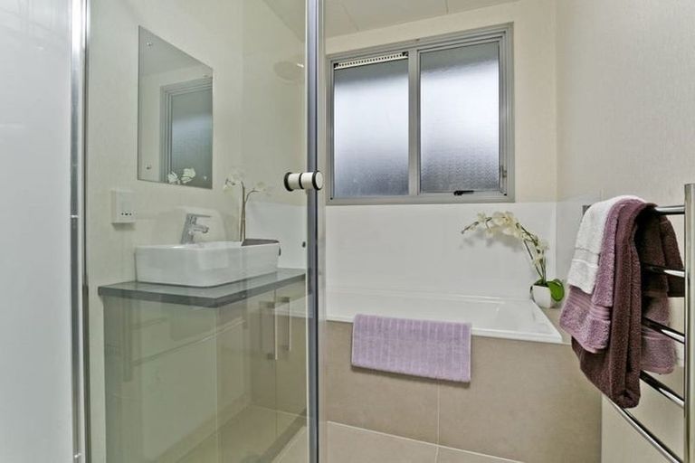 Photo of property in 9 Jumento Place, Unsworth Heights, Auckland, 0632