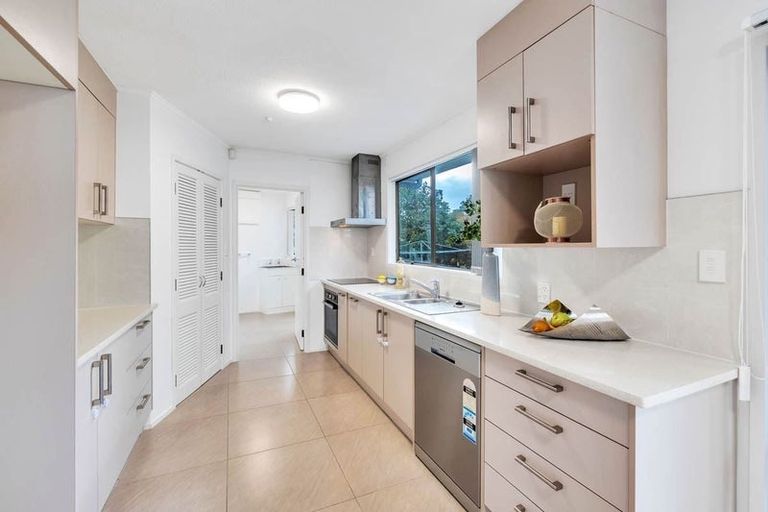 Photo of property in 4 St Catherine Crescent, West Harbour, Auckland, 0618