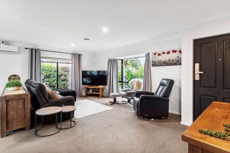 Photo of property in 21 Waterview Road West, Stanley Point, Auckland, 0624