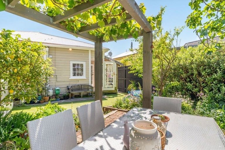 Photo of property in 127 Muritai Road, Eastbourne, Lower Hutt, 5013