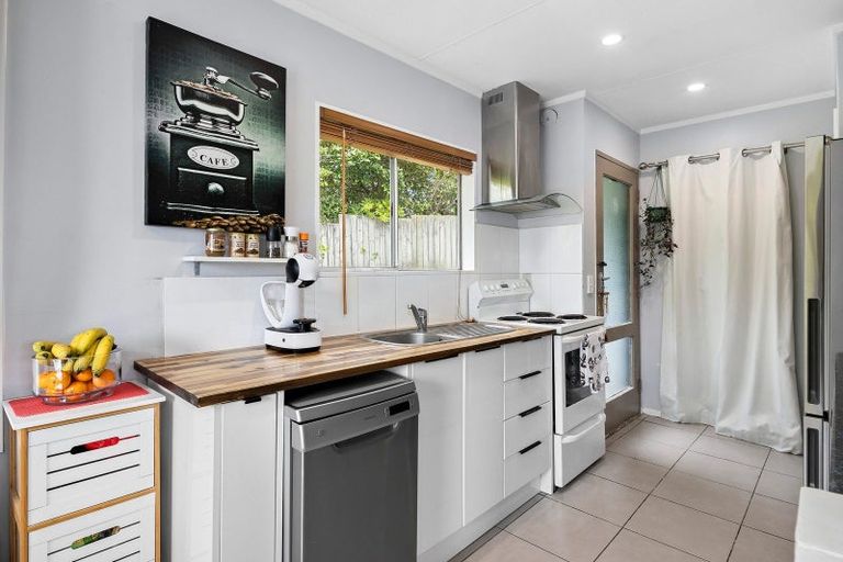 Photo of property in 43 Desert Gold Street, Ascot Park, Porirua, 5024