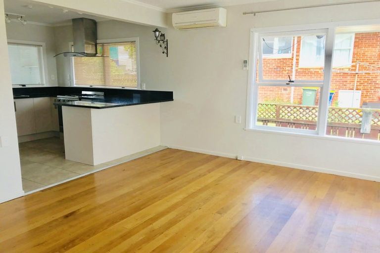 Photo of property in 1/35 Shakespeare Road, Milford, Auckland, 0620