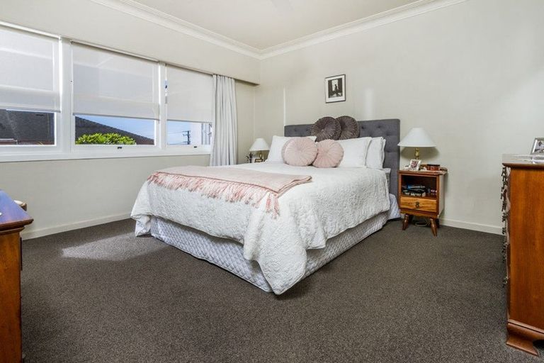Photo of property in 72 Ocean View Road, Northcote, Auckland, 0627