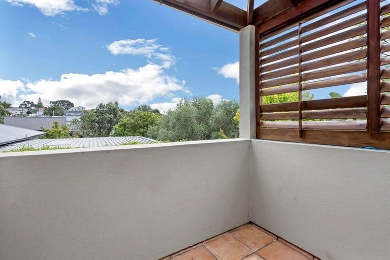 Photo of property in 2/19 Rodney Road, Northcote Point, Auckland, 0627