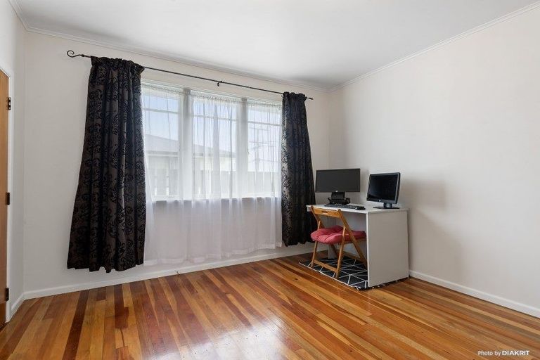 Photo of property in 22 Kenmore Street, Newlands, Wellington, 6037