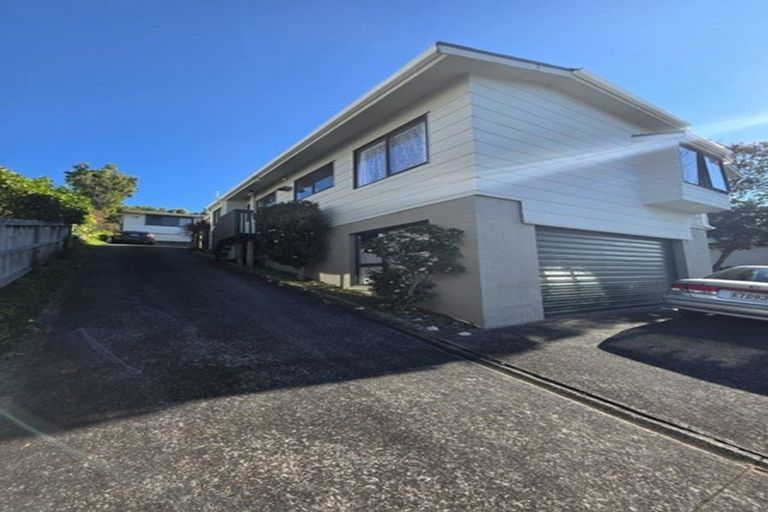 Photo of property in 1/12 Woodall Place, Totara Vale, Auckland, 0627