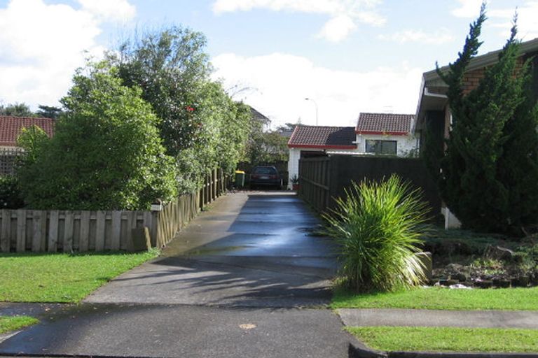 Photo of property in 2/11 Parramatta Place, Botany Downs, Auckland, 2010