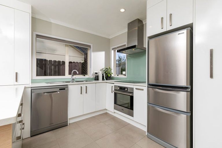 Photo of property in 8 Lucienne Drive, Ranui, Auckland, 0612