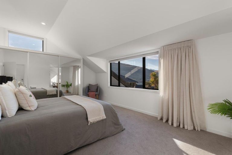 Photo of property in 8 Elizabeth Place, Kelvin Heights, Queenstown, 9300