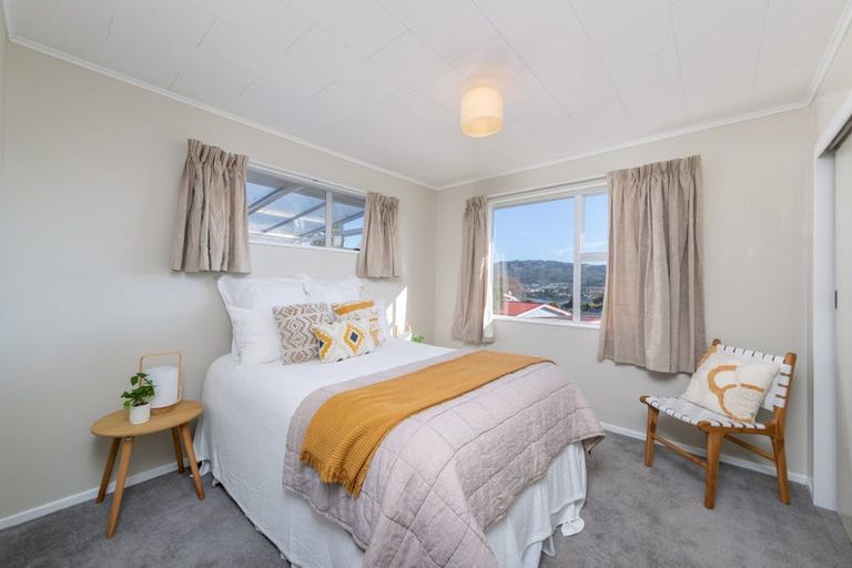 Photo of property in 26 Gloaming Hill, Titahi Bay, Porirua, 5022